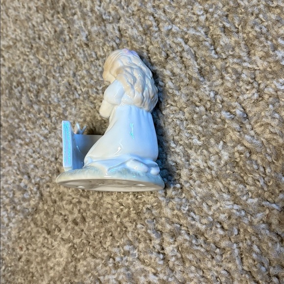 Hallmark Studio B - Little Girl Kneeling in Prayer w Bible - Porcelain Figurine - Picture 3 of 9